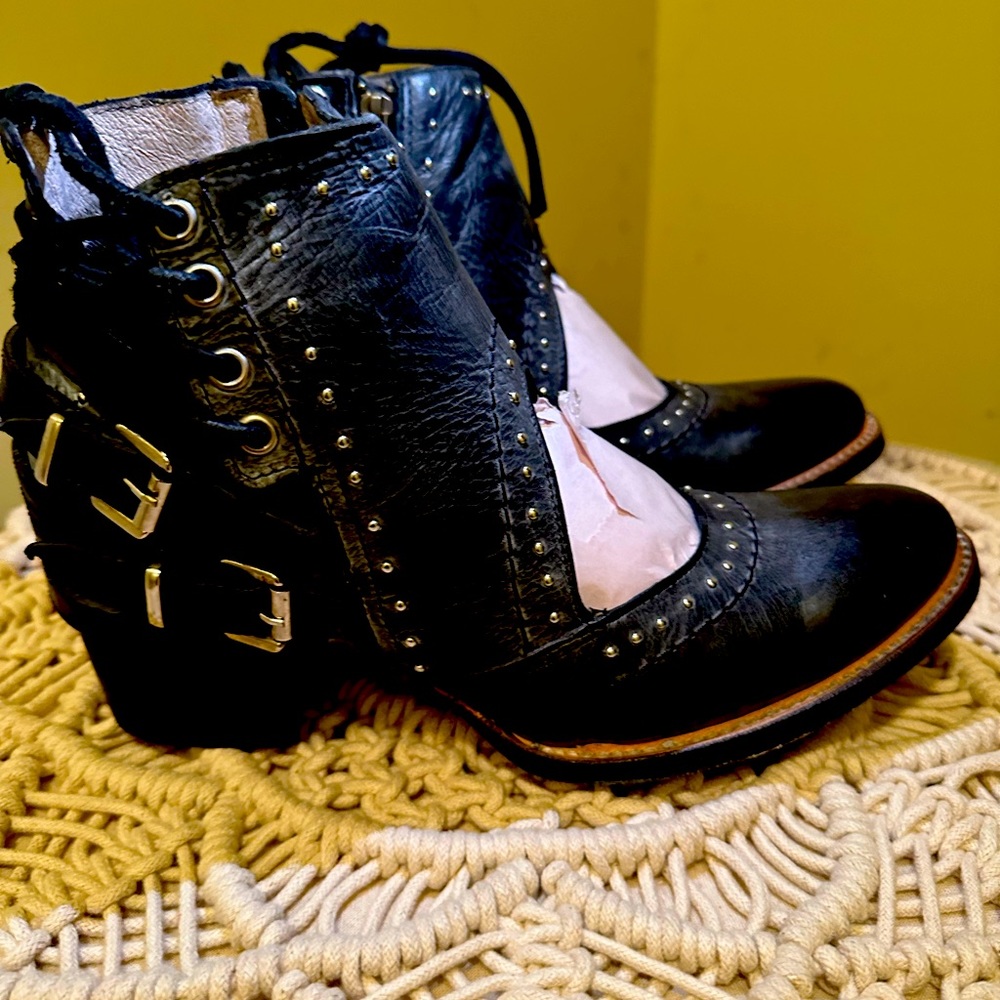 New in box woman Freebird boots